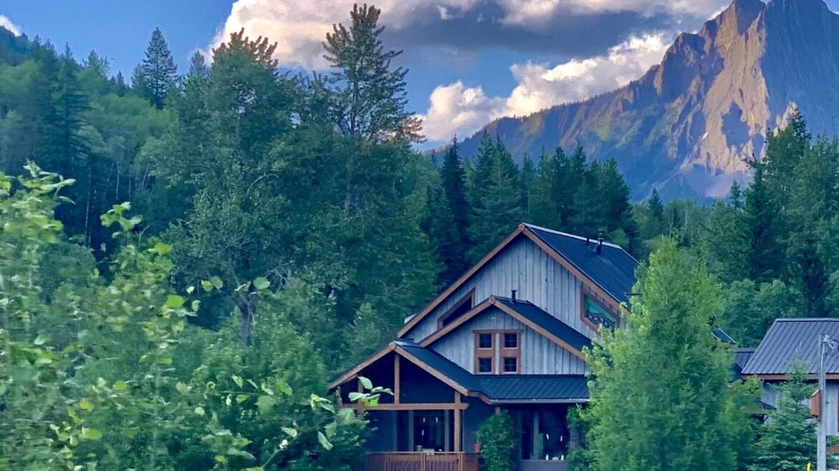 East Kootenay House | Unique and Cozy Eco Friendly Straw Bale Home in Mountain Town