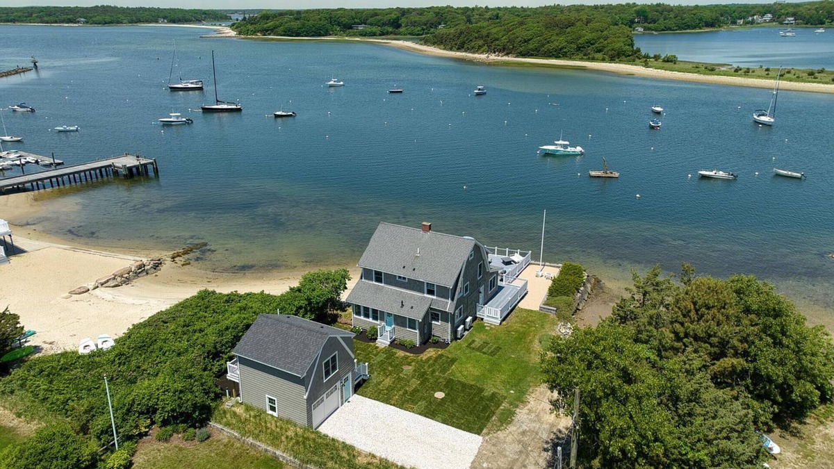 North Falmouth House | Unique and Spacious 5-bedroom house, guest house in lovely Falmouth with AC WiFi