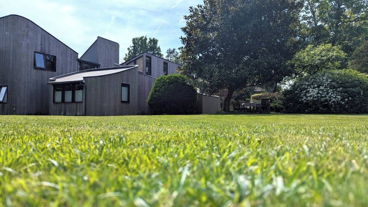 Merston Cabin | Unique, Annexe sleeps 4 with Large Gardens & Tennis Court!