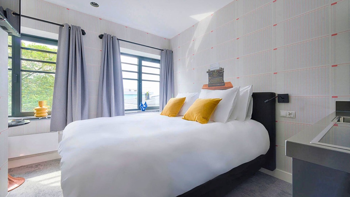 Centrum Apartment | Unique apartment with private kitchen and bathroom, inspired by the abstract art of Lena Milius.