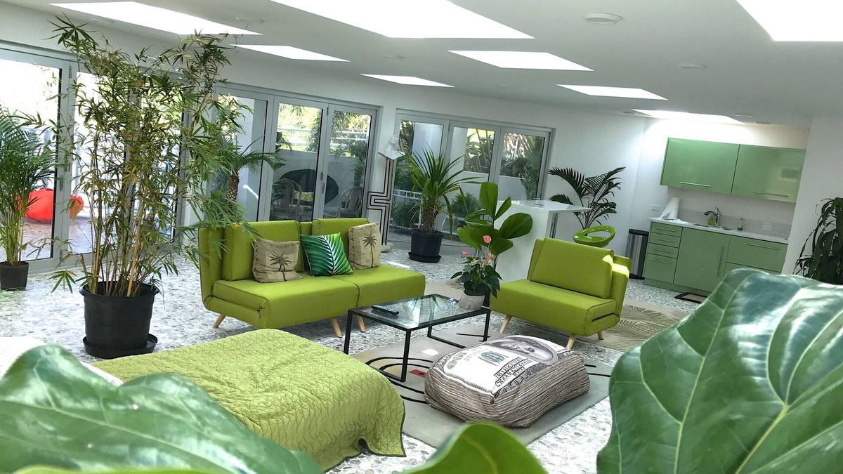 Nuuanu - Punchbowl House | Unique Atrium Tropical Loft with Skylights/Large Lanai