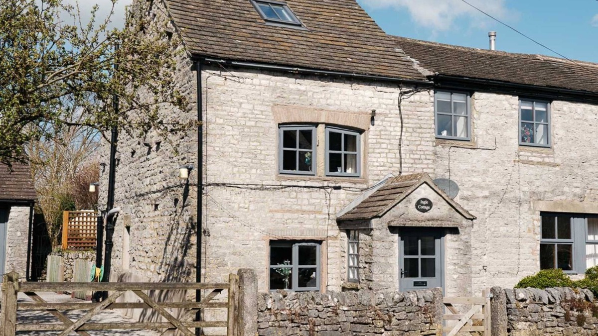 Blackwell in the Peak Cottage | Unique barn conversion in pretty village, close to Buxton. Sleeps 6 in 3 bedrooms.
