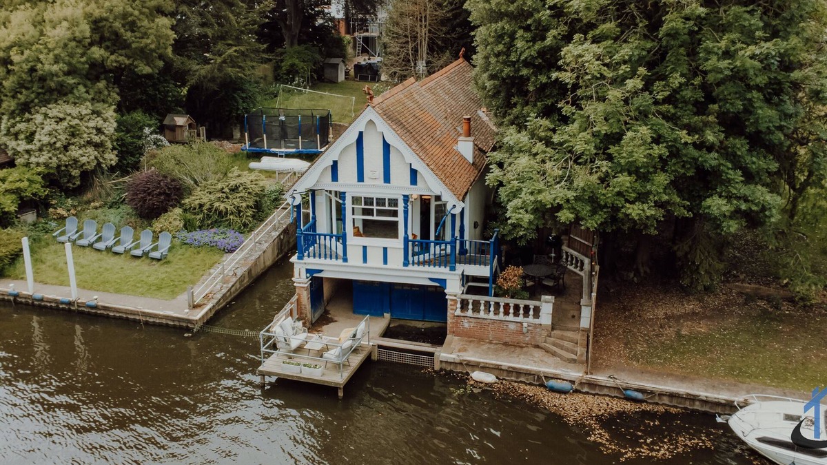 Hampton Wick House | Unique Boathouse 2 bed 2 bath detached free parking x4