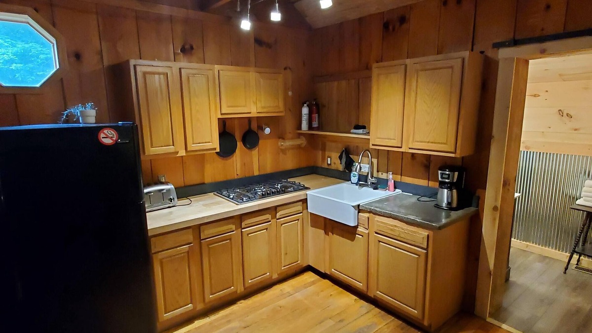Slade Cabin | Unique Cabin in Natural Bridge State Park! Renovated, New Hot Tub, Wi-Fi