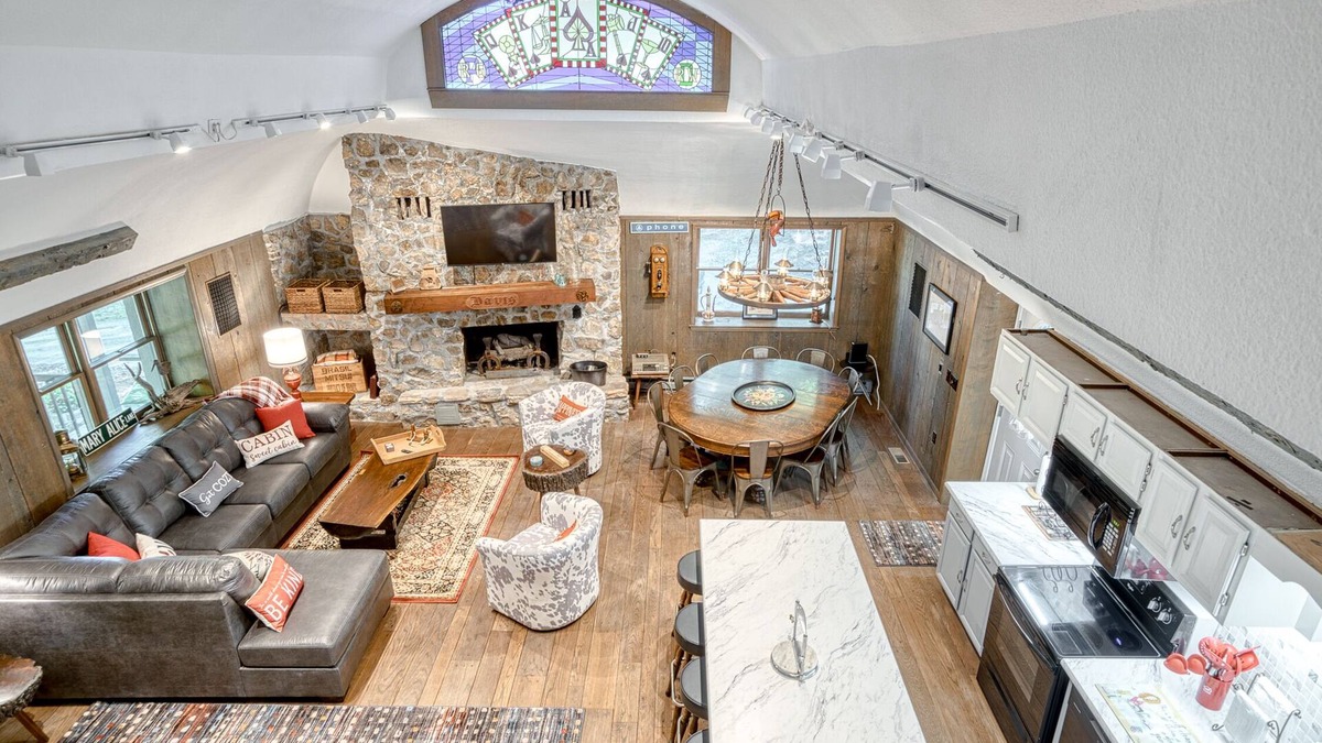Radford Cabin | Unique Cabin - near VT, Radford U, Pete Dye Golf Course, New River, Claytor Lake