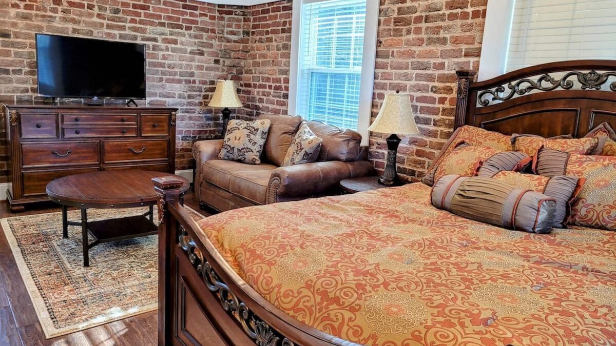 Tazewell Apartment | Unique Carriage House on beautiful Litz Mansion grounds, Tazewell VA