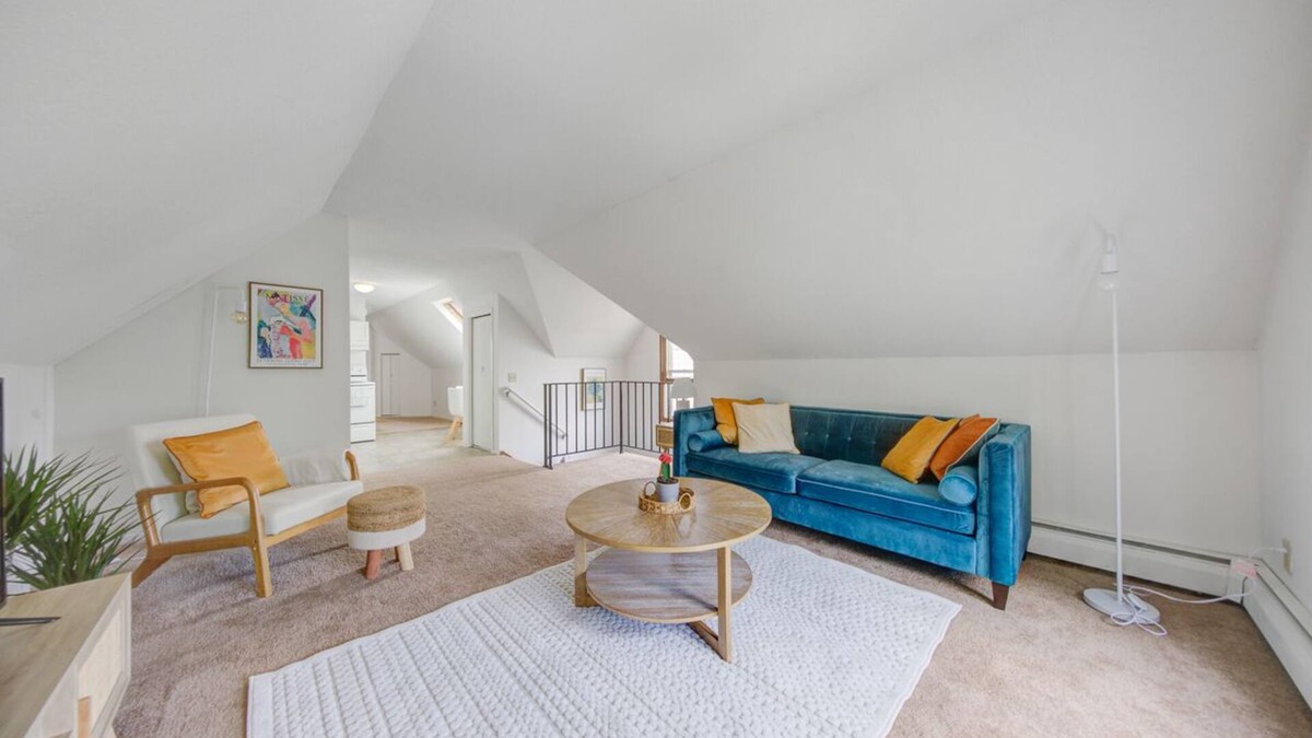 Summit - University Apartment | Unique cheerful unit in Historical St. Paul!