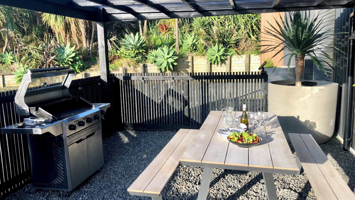 Mahurangi West House | Unique coastal property just 40 mins from the CBD, the ultimate getaway for 2!