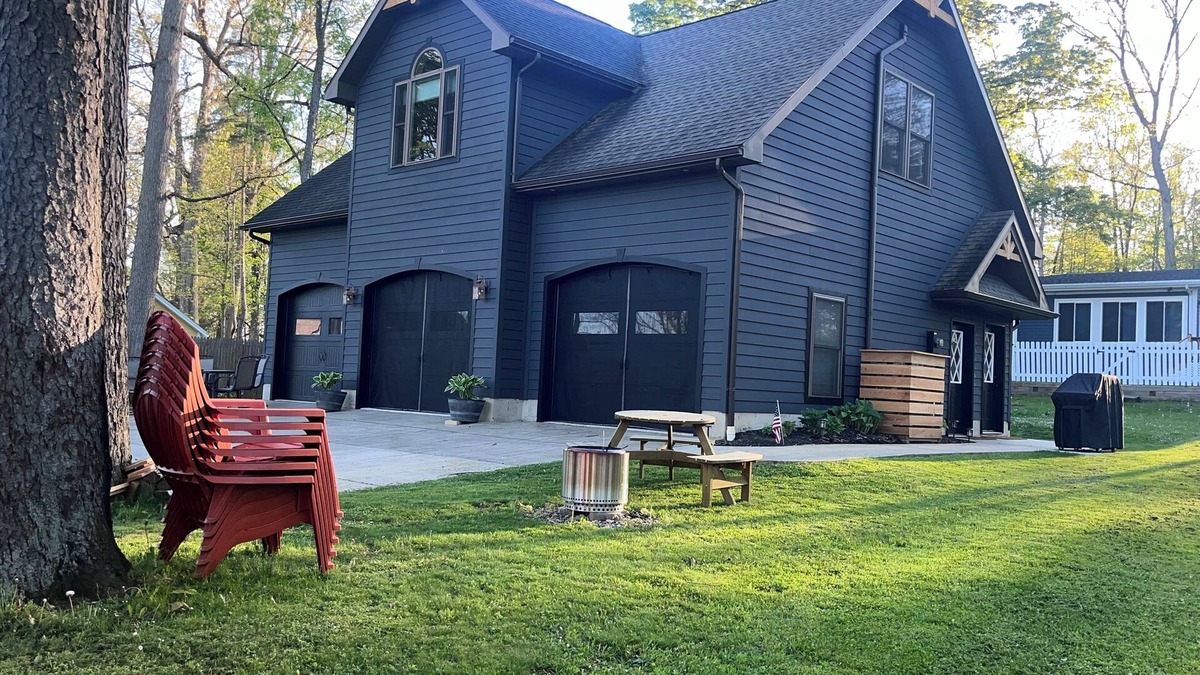 Hunt Cottage | Unique cottage on Silver Lake. Golfing, boating, hiking and more!