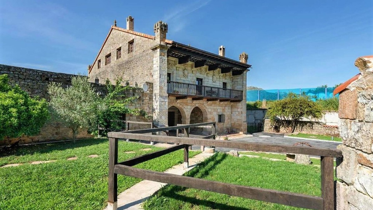 Los Corrales de Buelna House | Unique holiday home in Los Corrales de Buelna with solarium