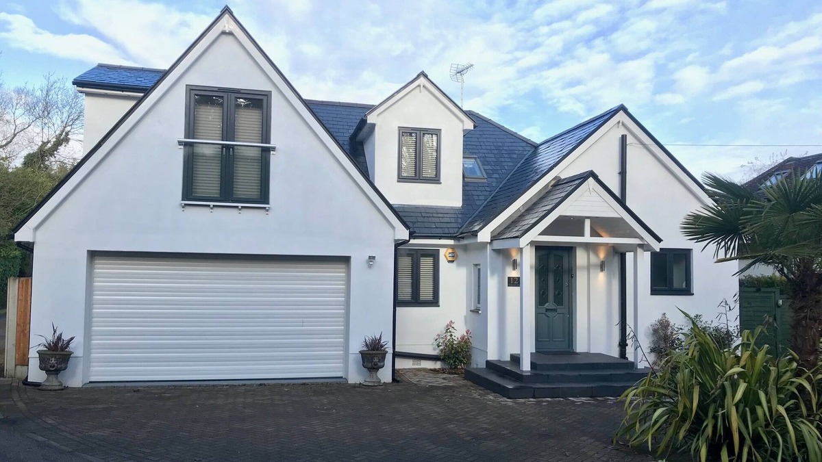 Wraysbury House | Unique Five Bedroom Creek House on the Thames
