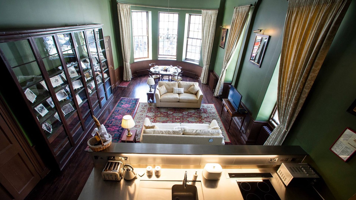 Cupar Apartment | Unique Historic Apartment sleeping 7 close to St Andrews
