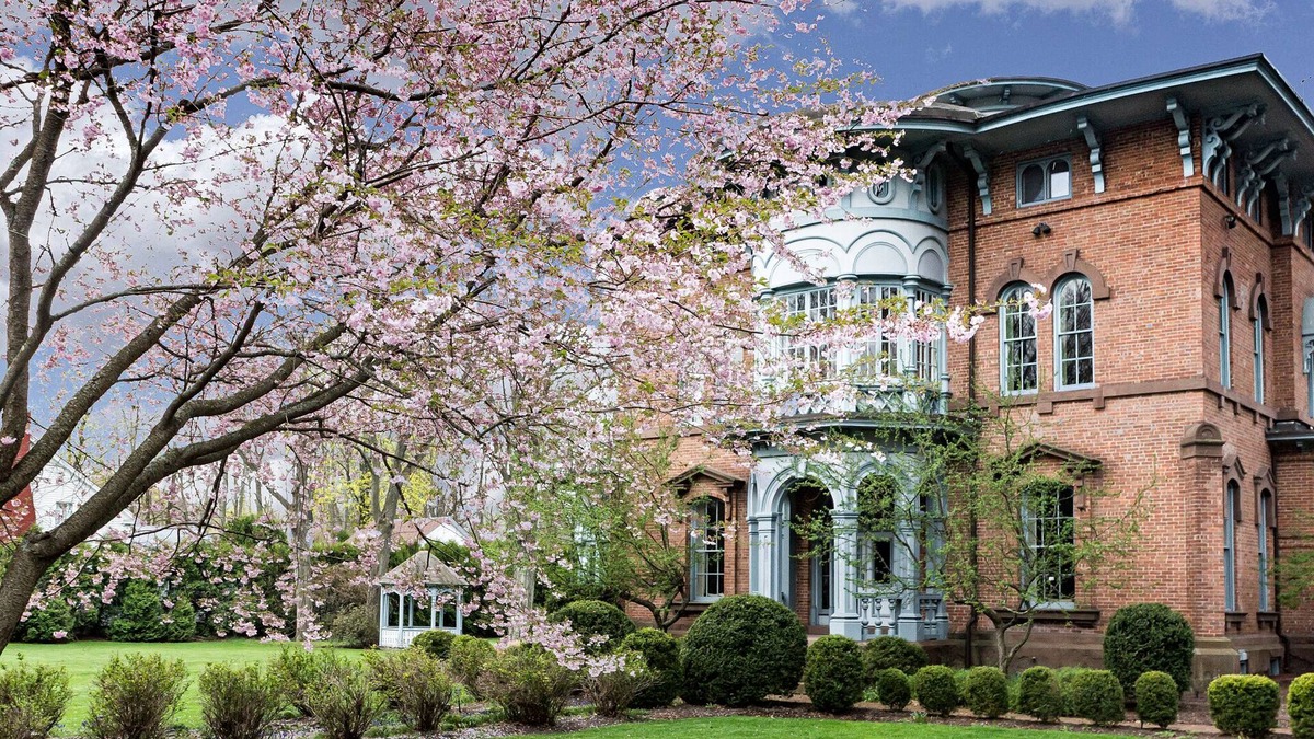 Norwich House | Unique Historic Mansion Near Tourist Attractions and Casinos.