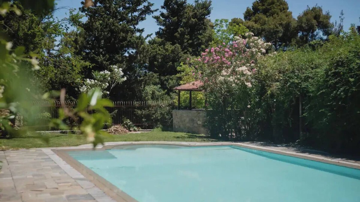 Kirinthos House | Unique historical & charm full Estate with pool near the beach with yoga room