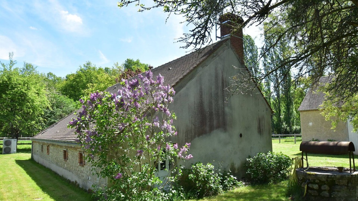 Combreux House | Unique Holiday Home with Pool in Combreux Centre