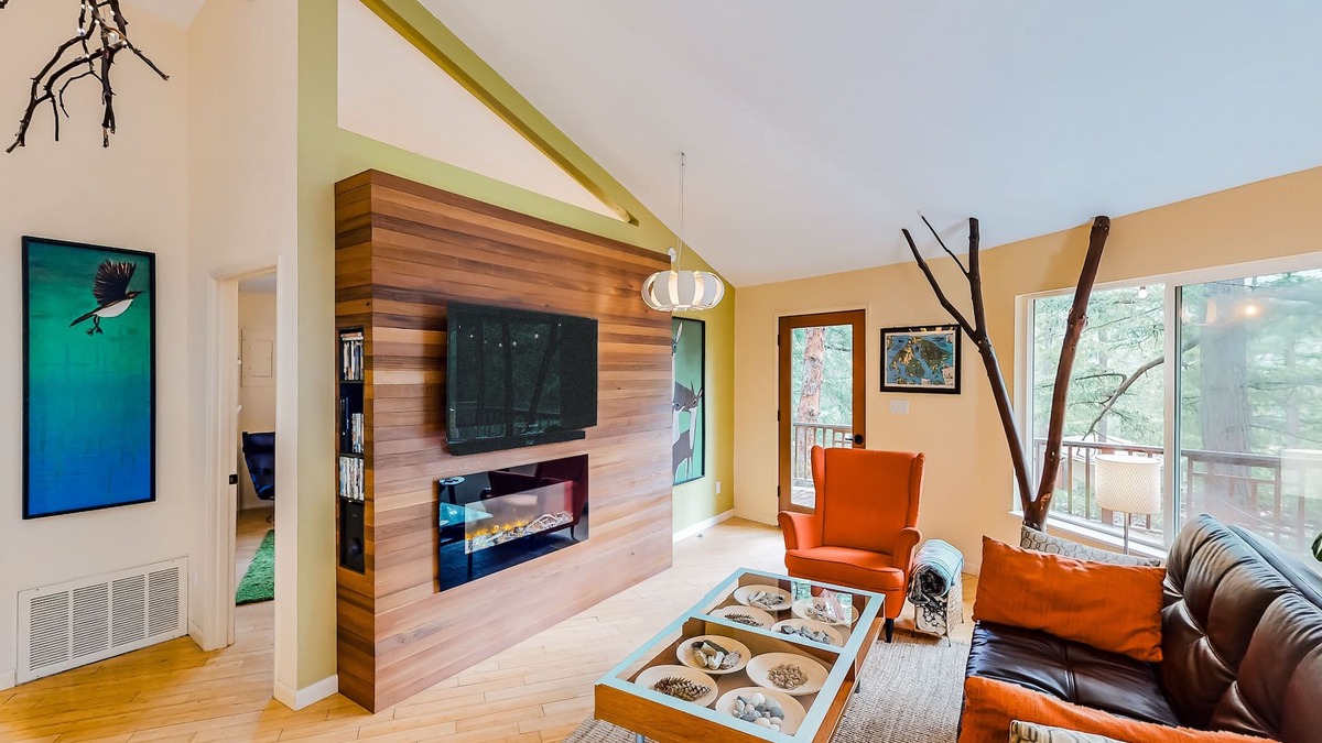 Rosario House | Unique home in the treetops with 360-degree deck & walkable location