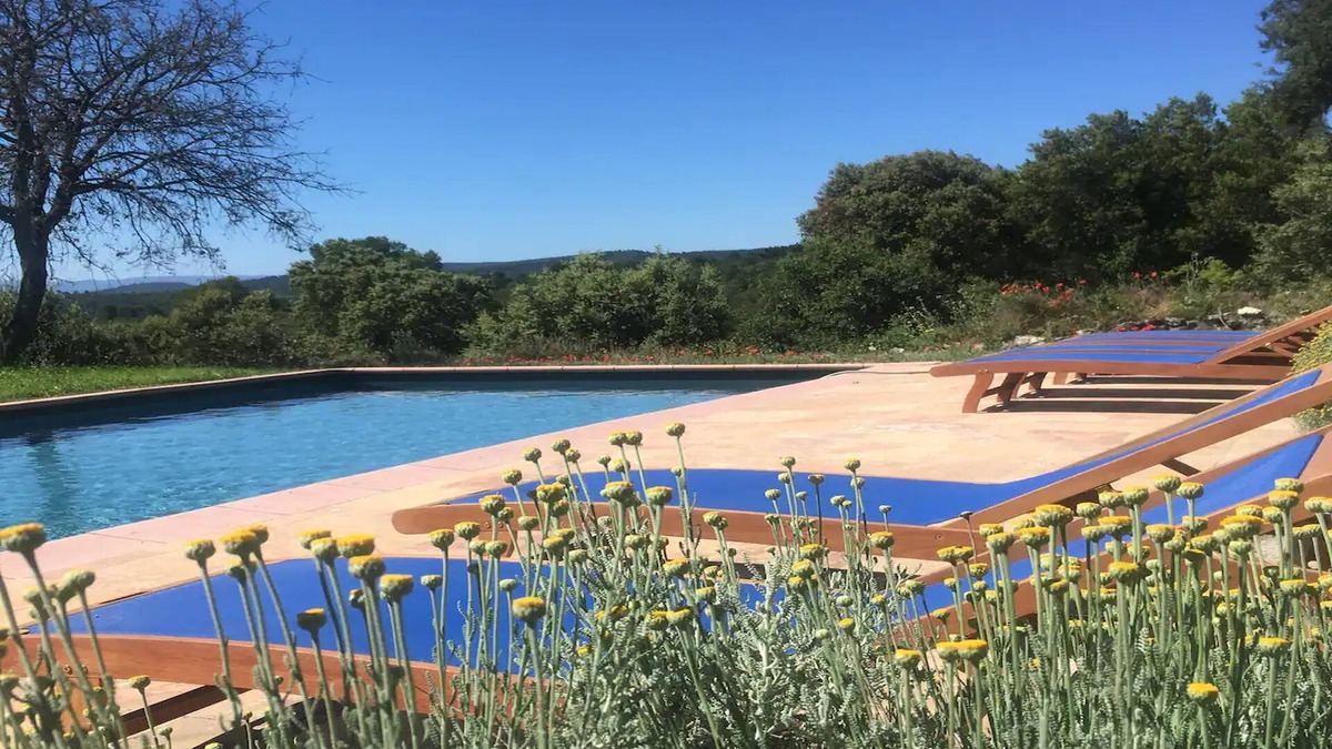 Pierrevert Villa | Unique House Lost in the Hills