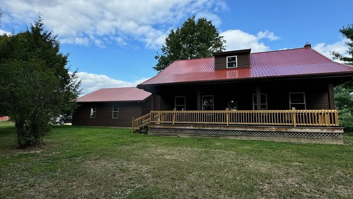 Dellroy Cabin | Unique house with mancave and game room. Wildlife, pet friendly, hot tub, Wi-Fi!