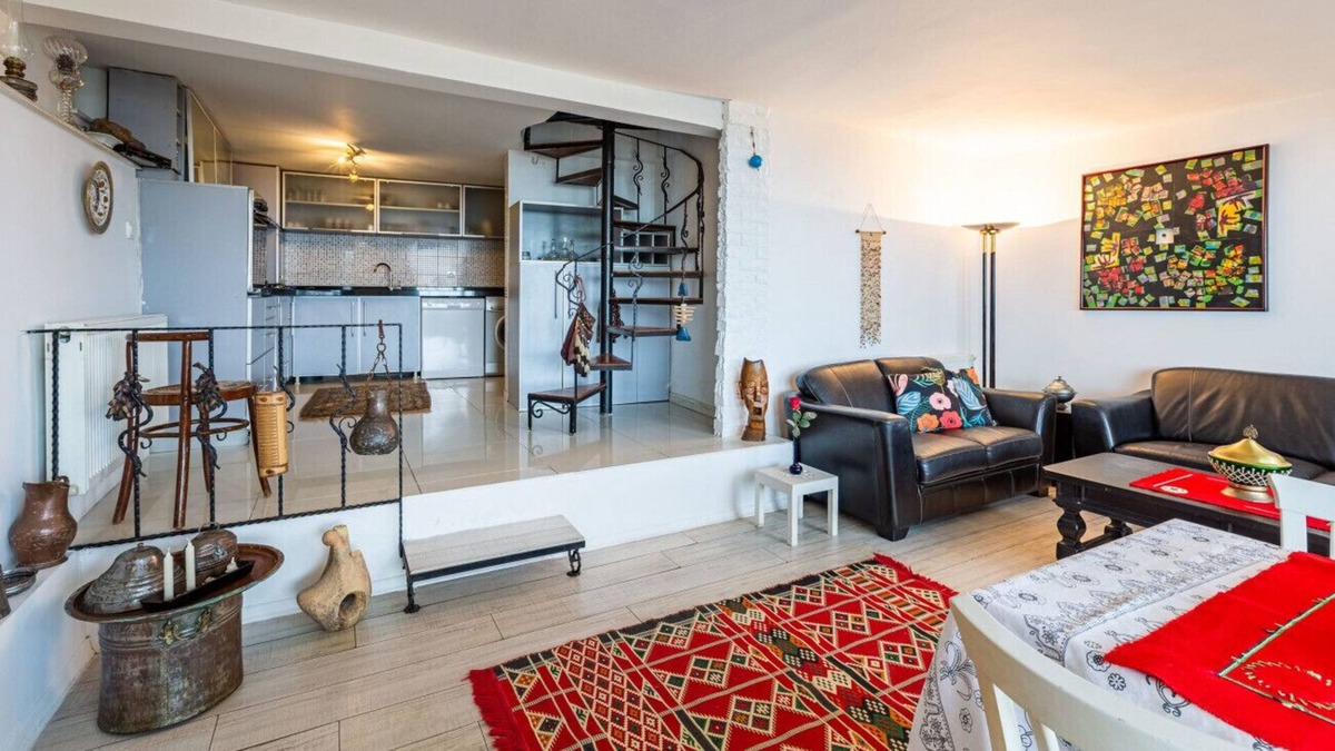 Kadikoy Villa | Unique House with Tree Inside near Sea in Maltepe