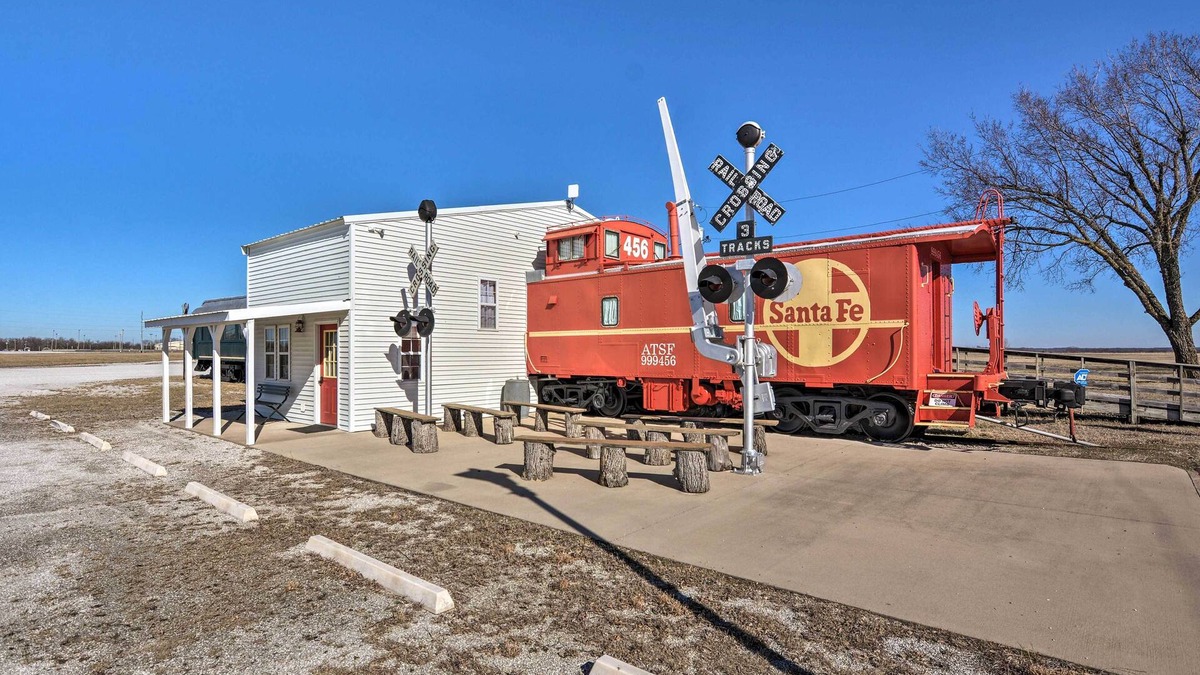 Duenweg Apartment | Unique Joplin Gem: Converted Train Car Studio