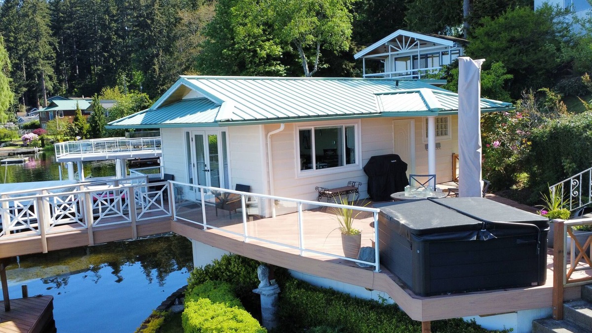 Lake Goodwin Cabin | Unique Lake Goodwin Waterfront Cabin with Private Hot Tub and Boat Moorage