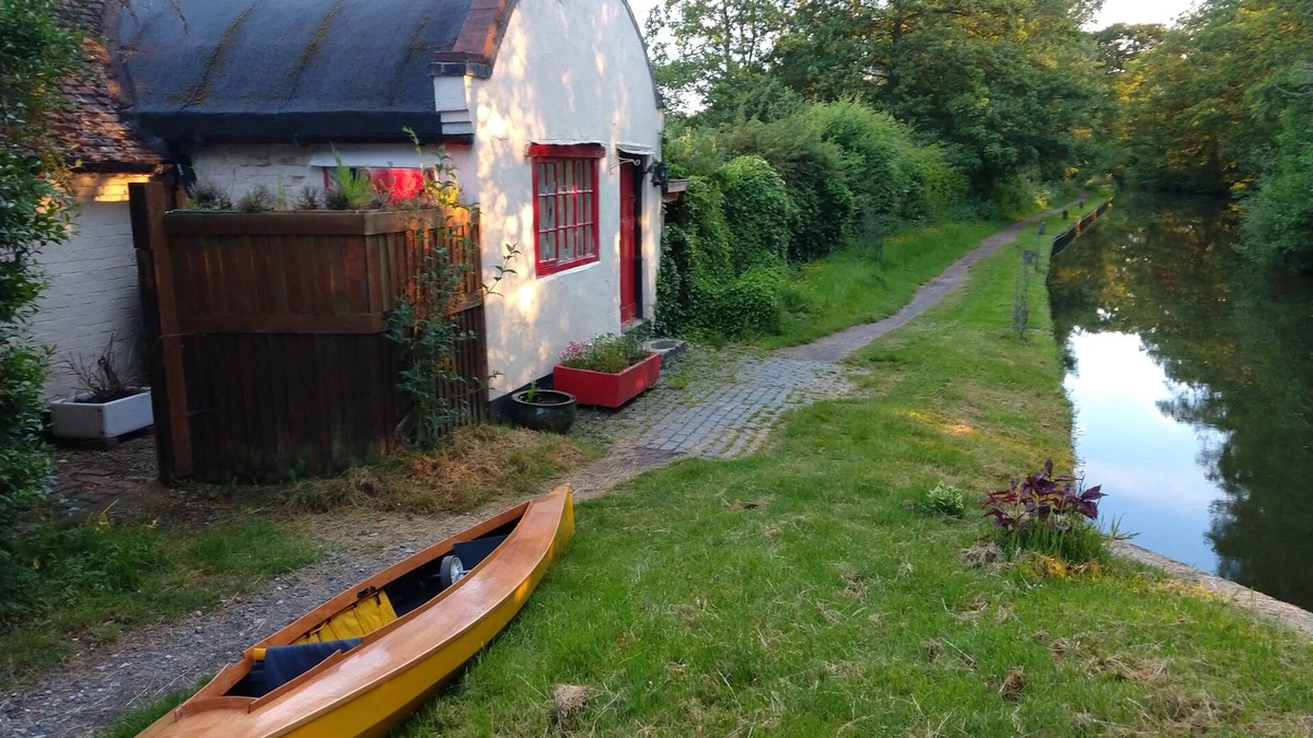 Wixford House | Unique lockside canal cottage.