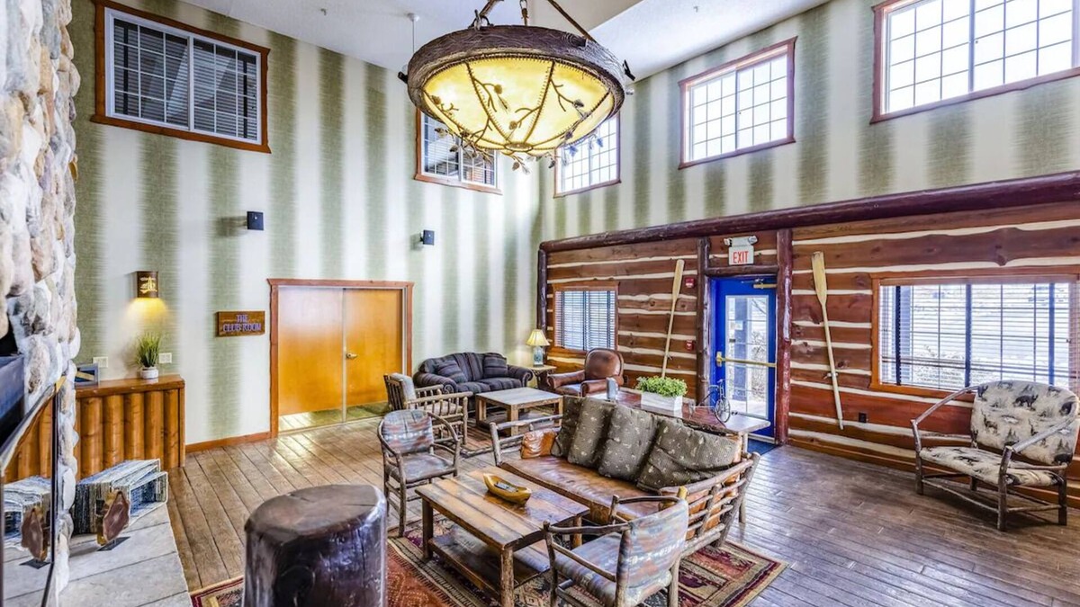 Peoria Hotel | Unique Lodgings with Panoramic Views in Scenic Illinois | 3 Units