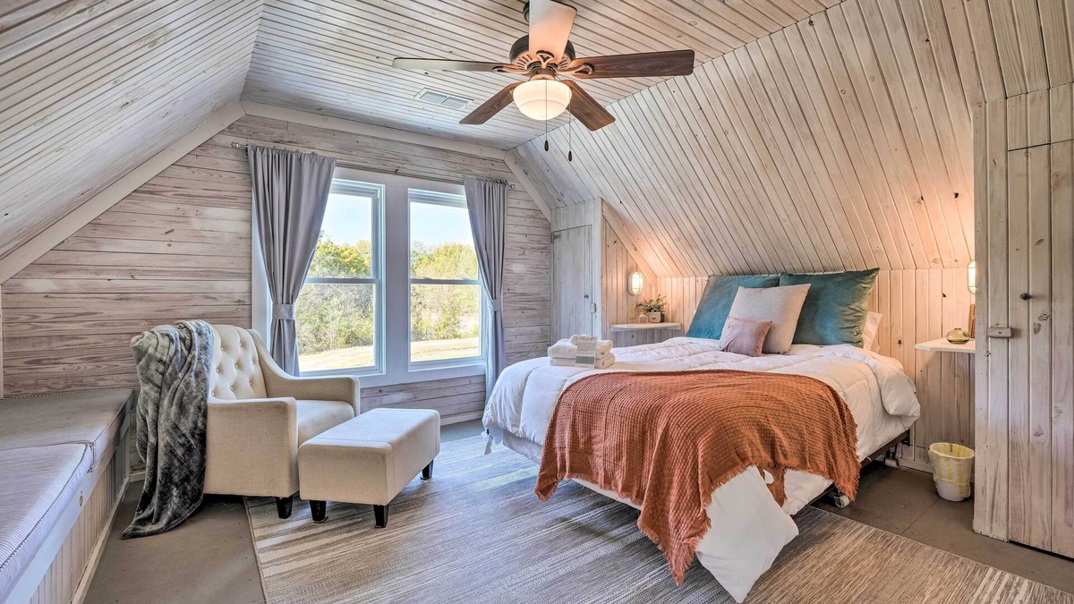 Fruitvale Cabin | Unique Loft Cabin: Fire Pit & Fishing Access!