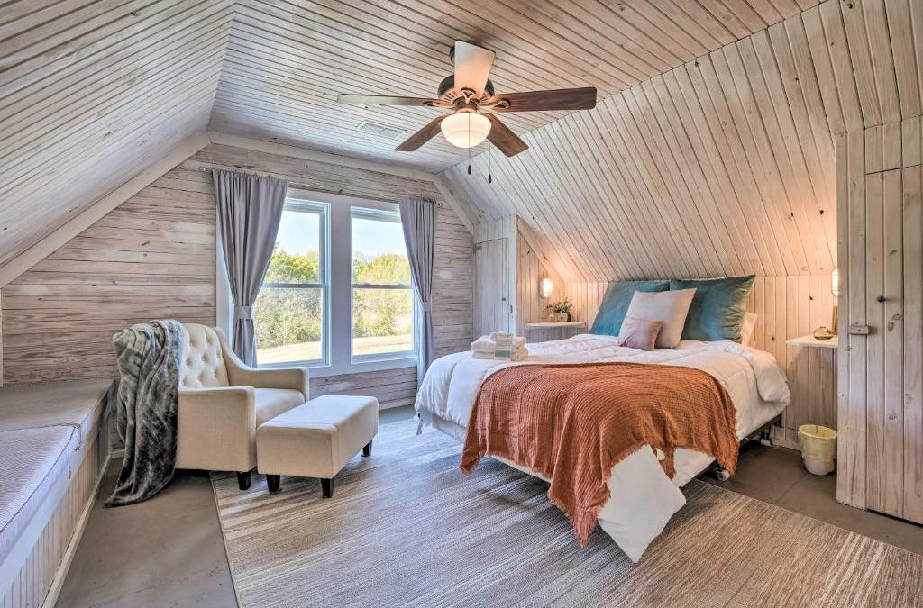 Fruitvale House | Unique Loft Cabin Fire Pit and Fishing Access!