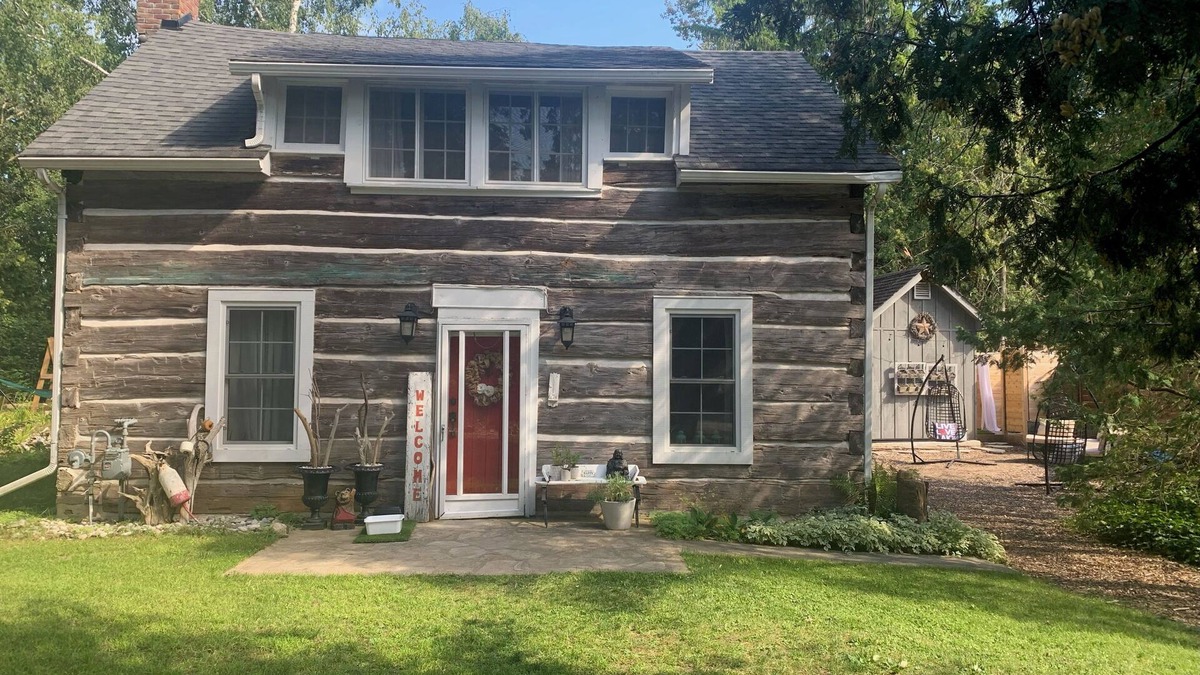 Saugeen Shores Cottage | Unique Log Cabin in Port Elgin, ON, 30 second walk to sandy beach with HOT TUB!
