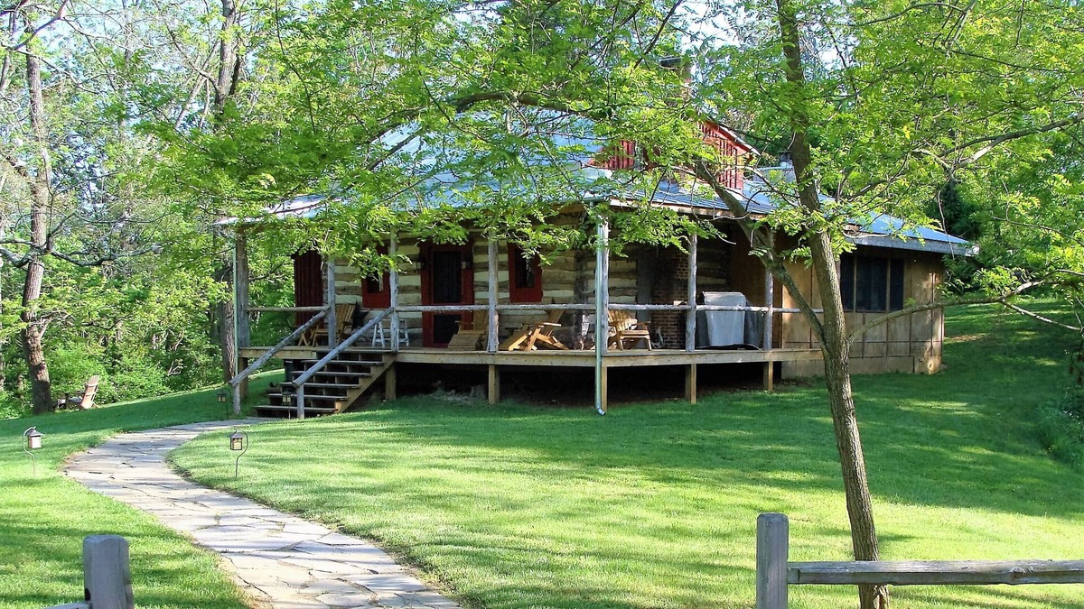 Lexington Cabin | Unique Log Cabin in Private Glen!