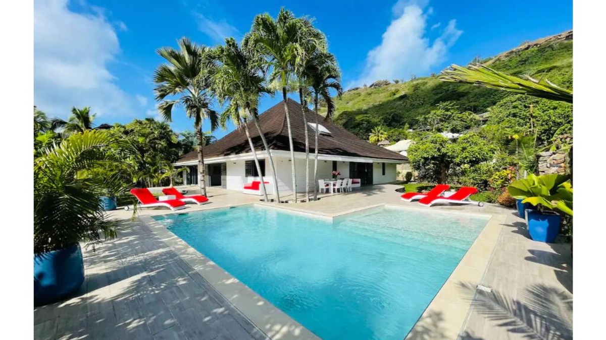 Point Matira Villa | Unique luxuous 350sq m Villa with pool, fitness area, home cinema lounge .