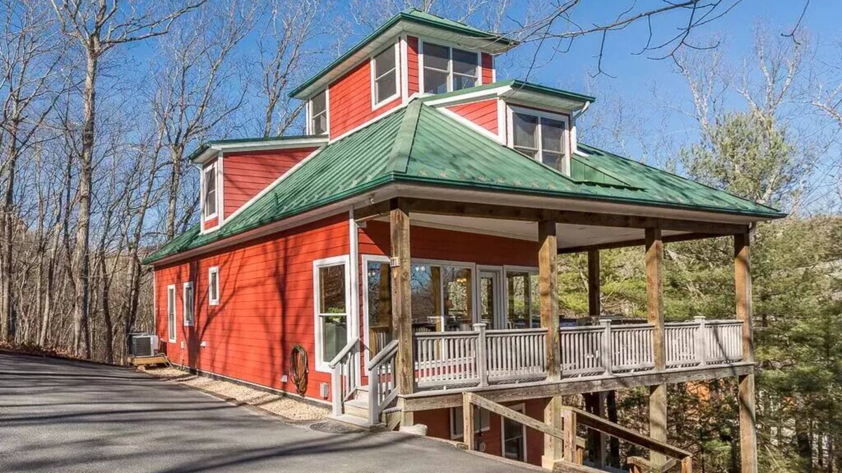 Massanutten Cabin | Unique Massanutten Lodge, Hot Tub, Game Room w/foosball and Gorgeous Views!