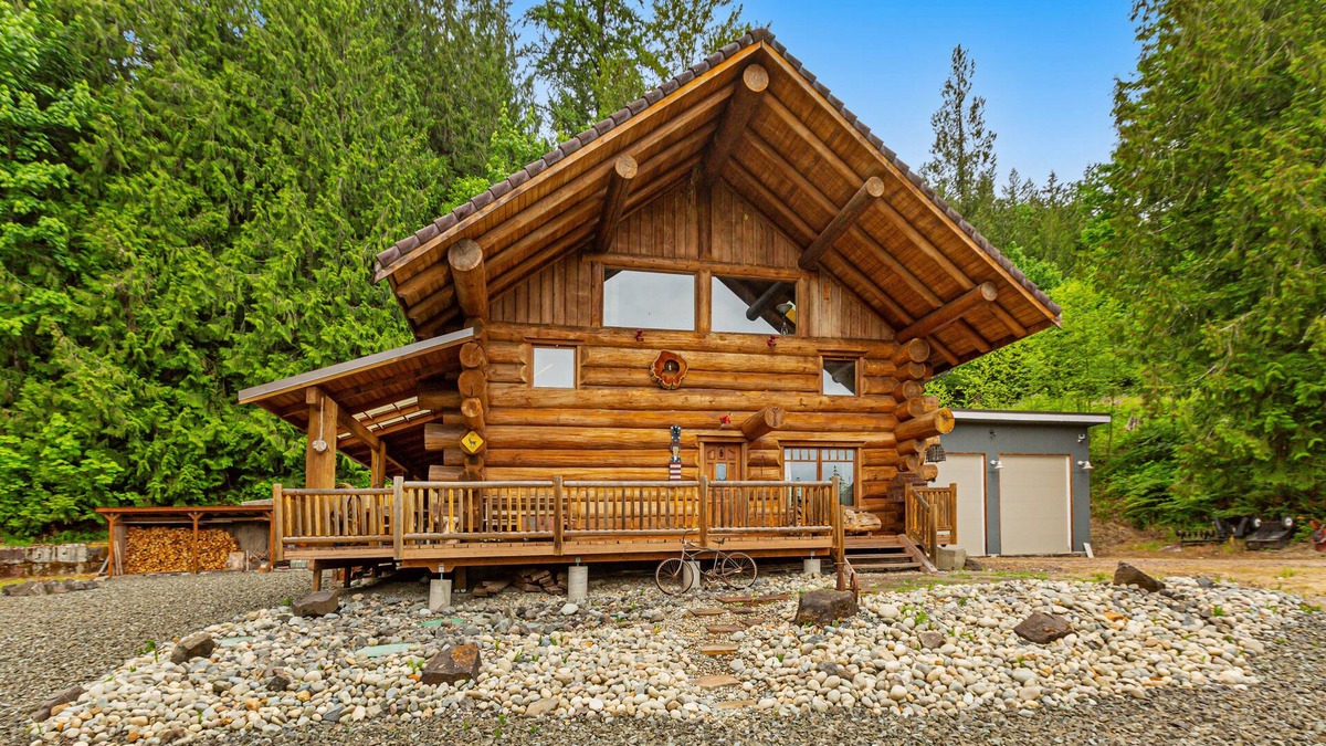 Carnation House | Unique mountain view log home with a wood stove, balcony, patio, & board games