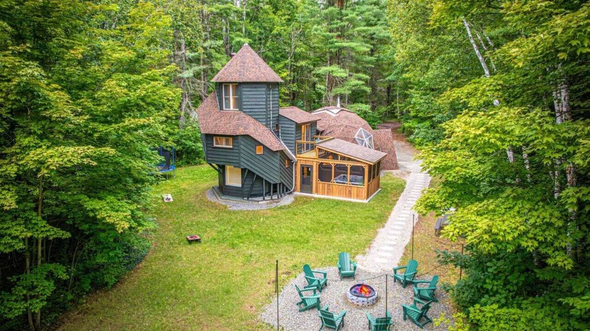 Gravenhurst House | Unique Muskoka Retreat w/Hot Tub on 10 Acres