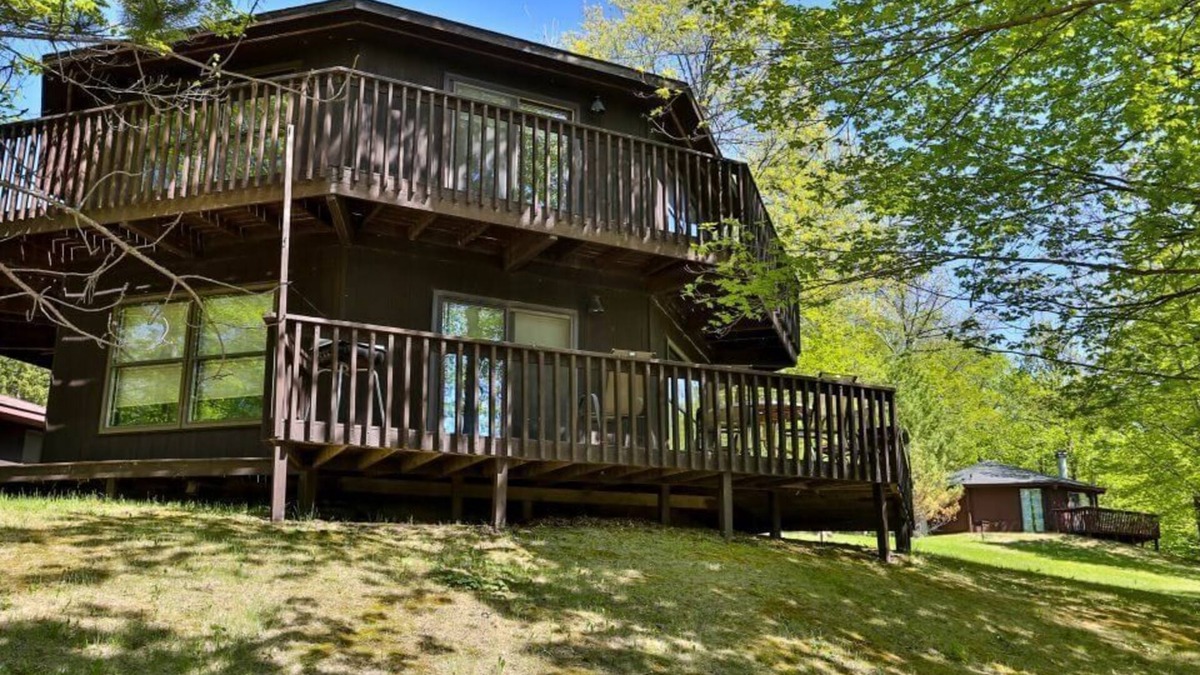 Puposky Cabin | Unique Octagon Treehouse w/Private Jacuzzi