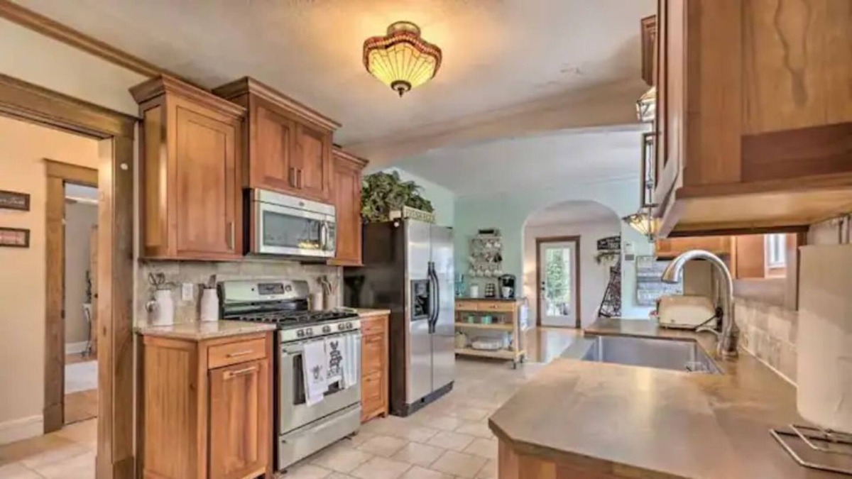 Cabool House | Unique Ozarks retreat w/ private hottub & backyard