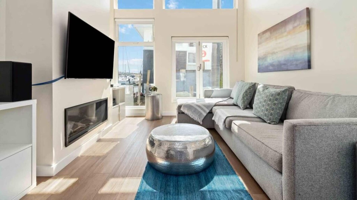 Lower Lonsdale Boat Rental | Unique & Peerless Floating Home