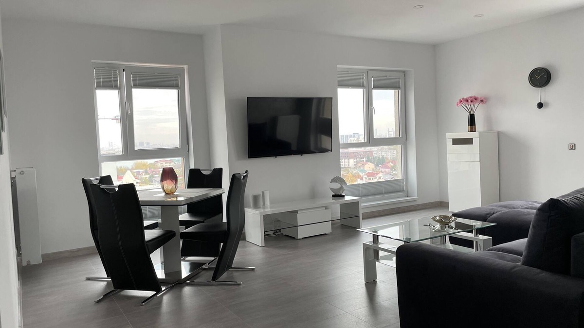 Militari Apartment | Unique Penthouse Lakeview W19