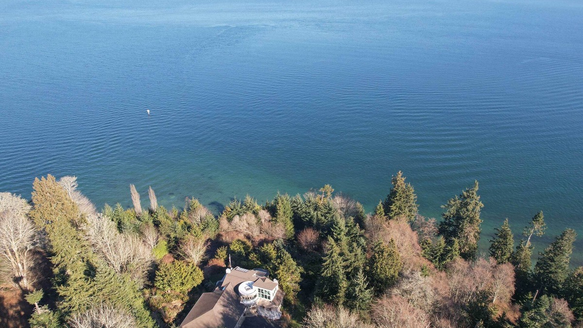Port Ludlow House | Unique Port Ludlow Home w/3 Decks & Hot Tub!