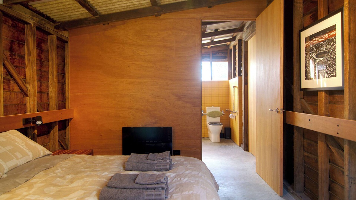 Invermay Apartment | Unique private accessible guestsuite architect designed urban cabin, Launceston.