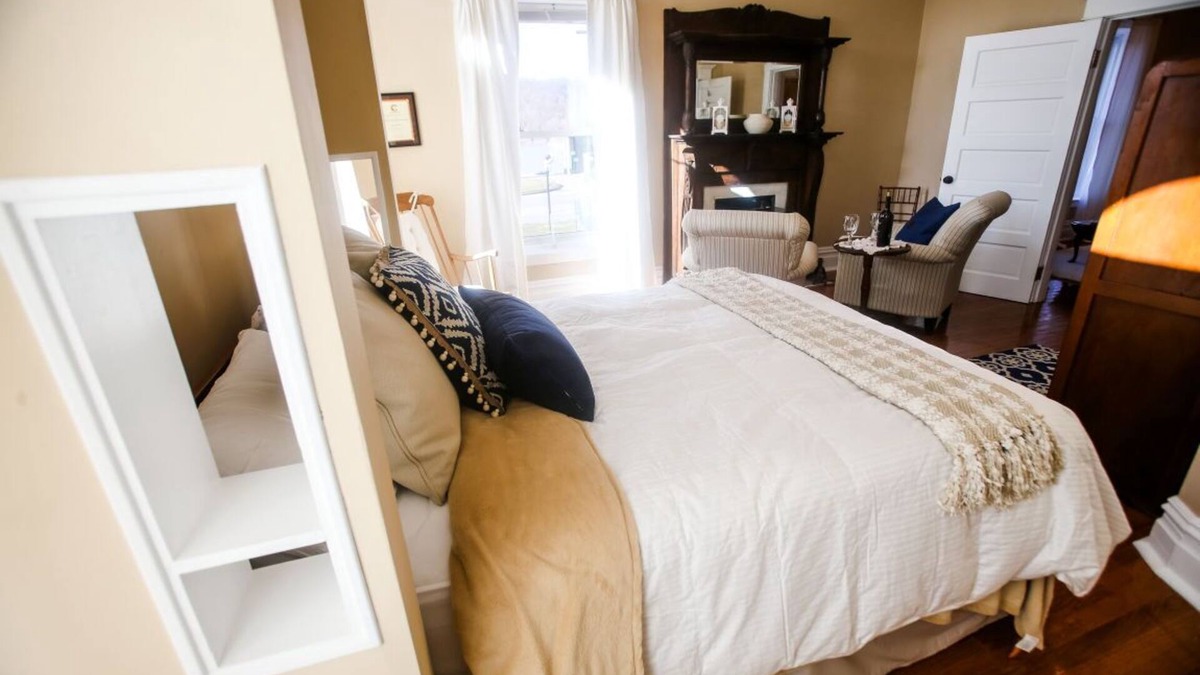 Huntington Bed & Breakfast | Unique, quiet, private, charming suite in the heart of downtown Huntington.