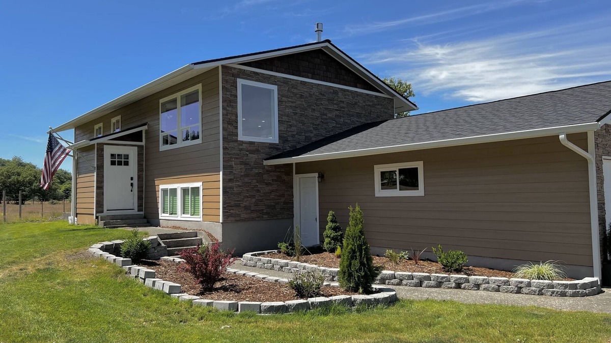 Forks House | Unique renovated 4 bedroom home on private corner lot