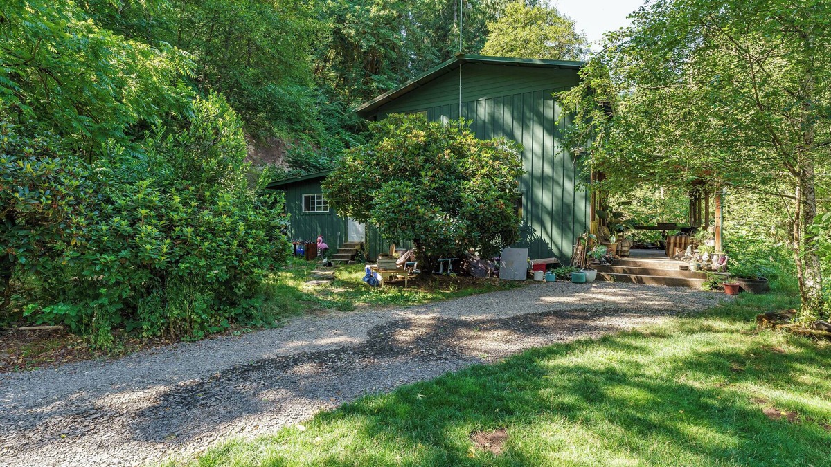 Kalama Cabin | Unique Riverfront Cabin 1 hour north of PDX