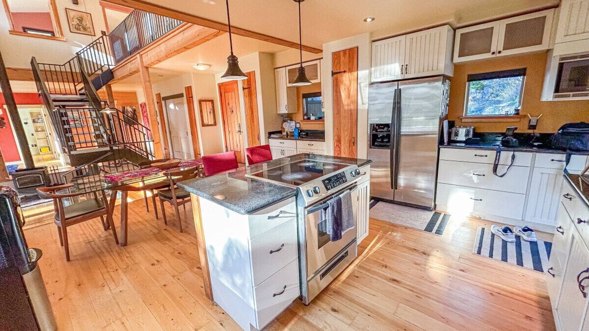 Okanagan-Similkameen Ski Chalet | Unique Riverside Chalet with 1 Acre of Forest