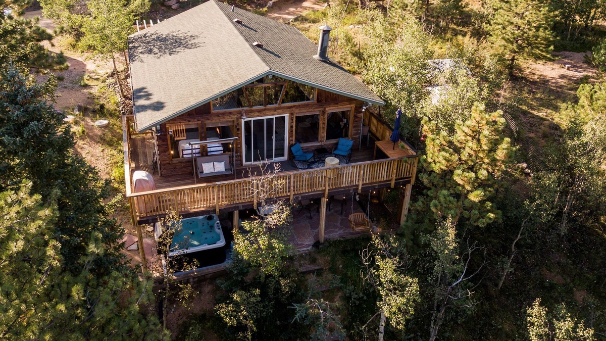 Bailey Cabin | Unique, Romantic Getaway - 1 hr to Denver - Hot Tub - Views