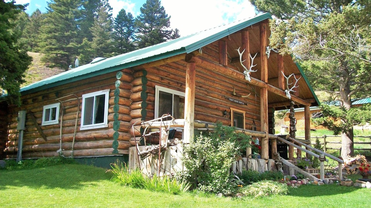 Jardine House | Unique Rustic Log House in Jardine, Montana