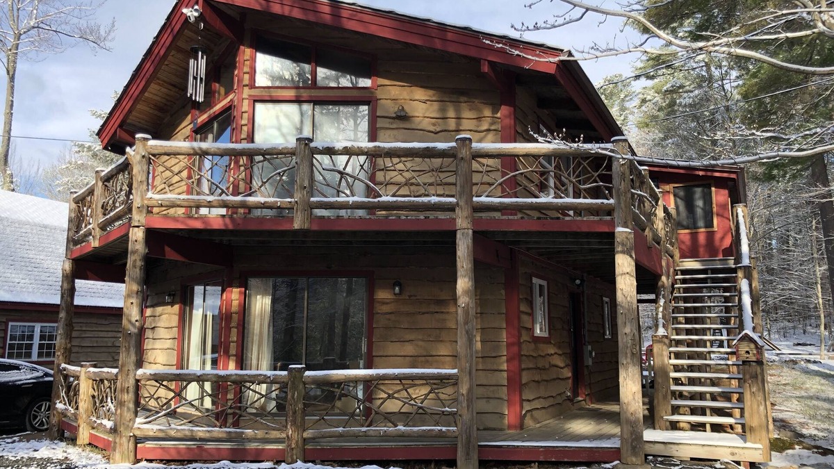 Jay House | Unique Rustic Ski-Tree House - Game room, Hot tub & Sauna
