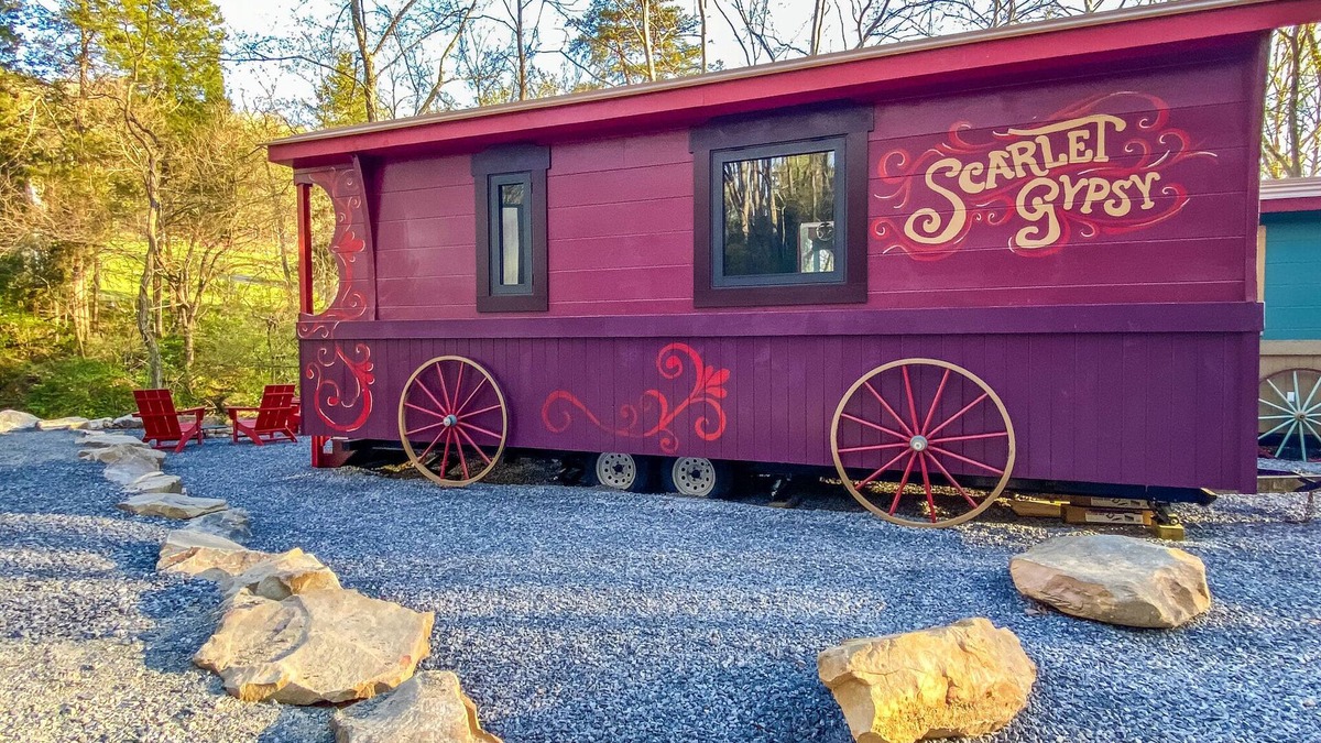 Goldbond Cottage | Unique Scarlet Gypsy at Four Fillies Lodge