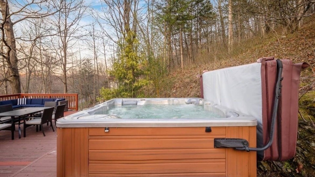 Monroe House | Unique Scenic home with King suite & Hot tub
